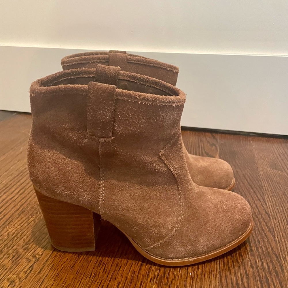 Splendid Suede Boots in Tan size 6.